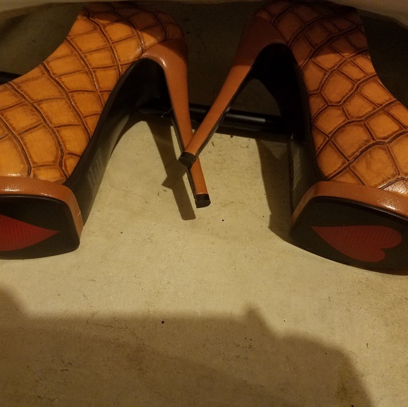 SHOE - Picture 2 of 3